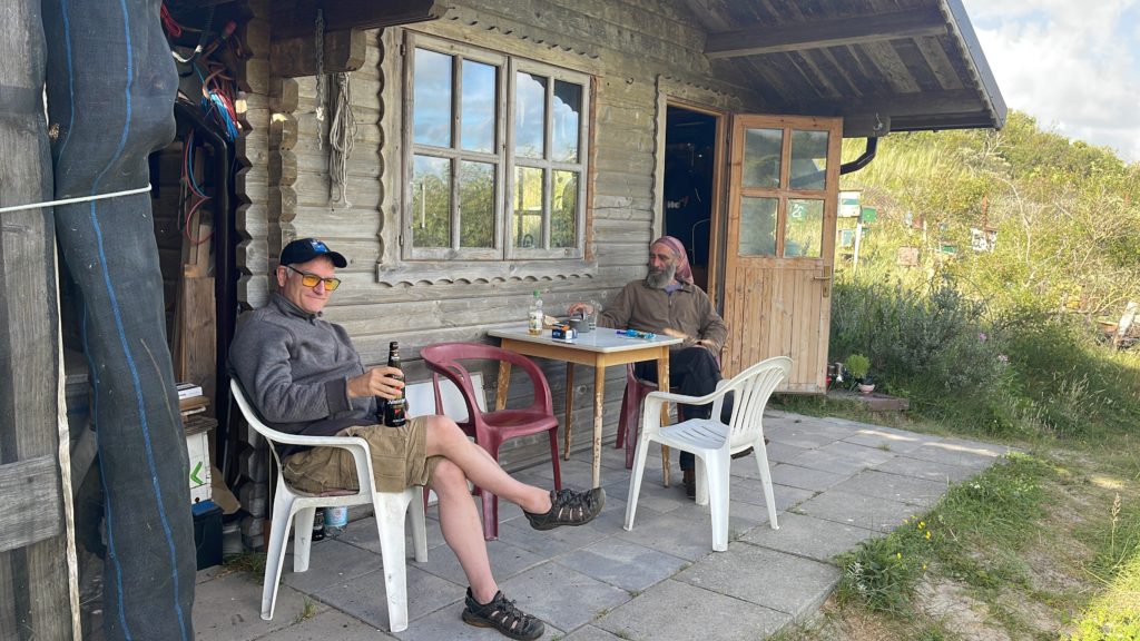 Rechts Daniel Huerkamp, Belegstellenleiter Juist und Stefan Bormann vom Imkerverein Wernigerode gönnen sich nach dem Abladen der Gestelle eine Pause